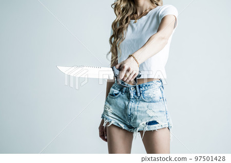 一個拿著求生刀武器的女孩 97501428