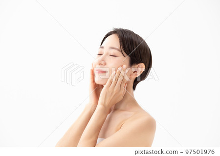 皮膚護理婦女白色背景 97501976