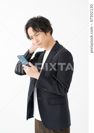 20多歲的男人看著智能手機 97502130