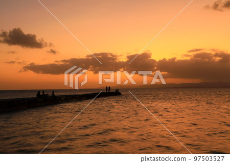 竹富島西碼頭的夜景 97503527