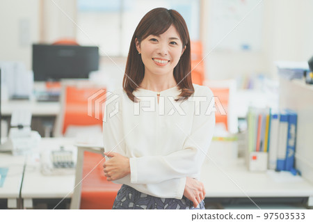 在辦公室工作的婦女 在辦公室工作的婦女 97503533