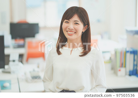 在辦公室工作的婦女 在辦公室工作的婦女 97503536