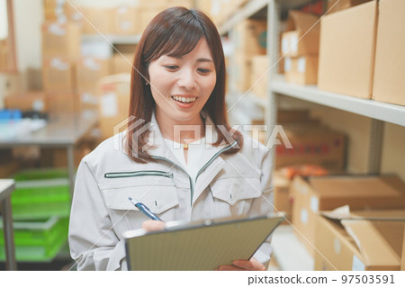 在倉庫工作的女人 97503591