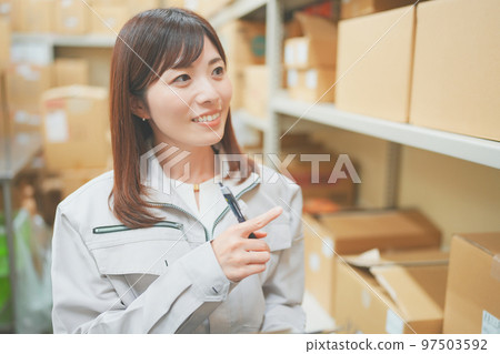 在倉庫工作的女人 97503592
