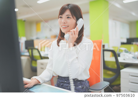 在辦公室接電話的女人 97503610