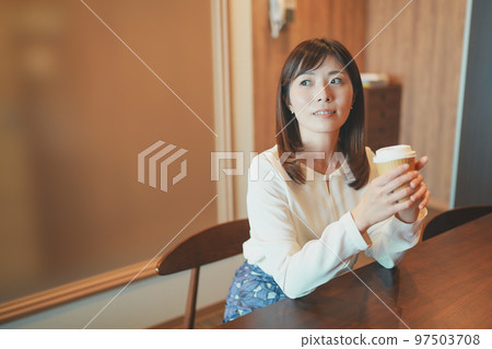 女員工在辦公室喝咖啡休息一下 97503708