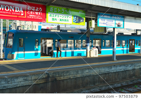 滋賀縣彥根市近江鐵道彥根站3號開往米原的100型電車 滋賀縣彥根市近江鐵道彥根站3號開往米原的100型電車 97503879