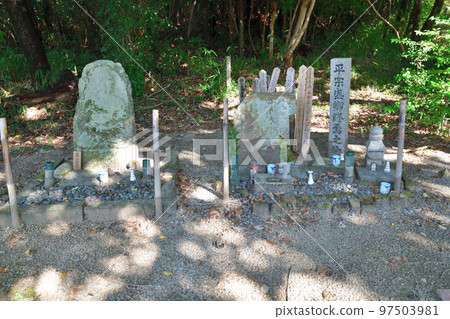 Munemori Kubiaraike Pond, where the Heike Clan ended, stone monument and guide map 97503981