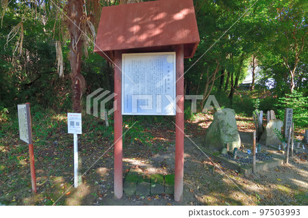 Munemori Kubiaraike Pond, where the Heike Clan ended, stone monument and guide map 97503993