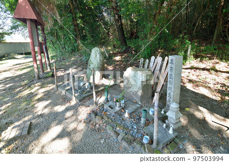 Munemori Kubiaraike Pond, where the Heike Clan ended, stone monument and guide map 97503994