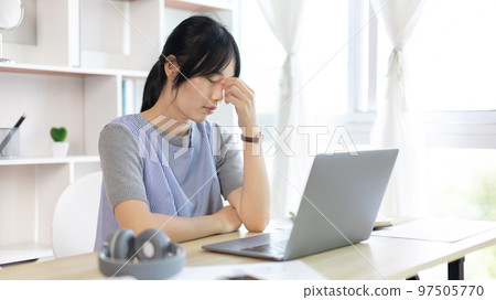 Asian male staffers are disappointed by the mistakes made, Despair or disappointment, Sad feeling, Suffering, Desperate, Hopeless, Fail, disastrous, bankrupt, Scared, panicky, Failure of life. Asian male staffers are disappointed by the mistakes made, Despair or disappointment, Sad feeling, Suffering, Desperate, Hopeless, Fail, disastrous, bankrupt, Scared, panicky, Failure of life. 97505770