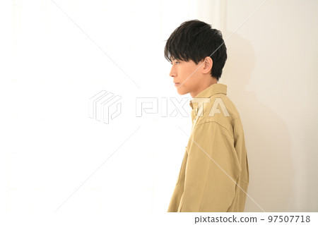 一個站在窗邊的男人的肖像 97507718