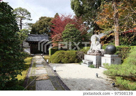 A temple in Kyoto: Scenery of the precincts of Unryu-in 97508139