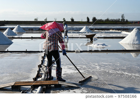 Salt farming, Tainan Beimen Jingxiaotian tiled salt field, Xi Dongba, Tainan, Jingxiaotong tiled salt field, salt field, scenic spot, Tainan scenic spot, sightseeing, traditional salt making 97508166