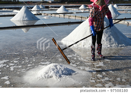 Salt farming, Tainan Beimen Jingxiaotian tiled salt field, Xi Dongba, Tainan, Jingxiaotong tiled salt field, salt field, scenic spot, Tainan scenic spot, sightseeing, traditional salt making Salt farming, Tainan Beimen Jingxiaotian tiled salt field, Xi Dongba, Tainan, Jingxiaotong tiled salt field, salt field, scenic spot, Tainan scenic spot, sightseeing, traditional salt making 97508180