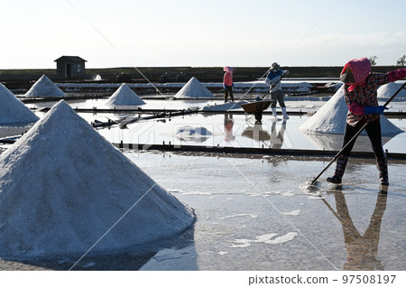 Salt farming, Tainan Beimen Jingxiaotian tiled salt field, Xi Dongba, Tainan, Jingxiaotong tiled salt field, salt field, scenic spot, Tainan scenic spot, sightseeing, traditional salt making Salt farming, Tainan Beimen Jingxiaotian tiled salt field, Xi Dongba, Tainan, Jingxiaotong tiled salt field, salt field, scenic spot, Tainan scenic spot, sightseeing, traditional salt making 97508197