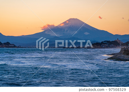 (神奈川縣)湘南海岸、江之島、富士山傍晚的強風 (神奈川縣)湘南海岸、江之島、富士山傍晚的強風 97508329