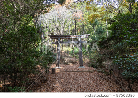 通往本宮山頂的鳥居（尾張三山） 97508386