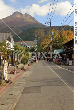 秋天的湯之坪公路和由布山 秋天的湯之坪公路和由布山 97509136