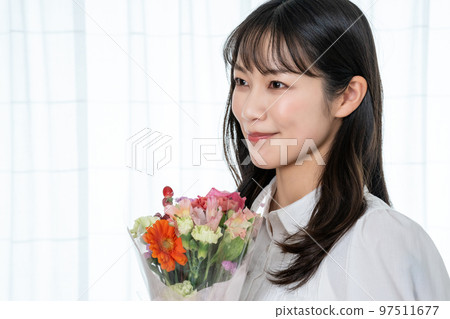 有花束的少婦 97511677