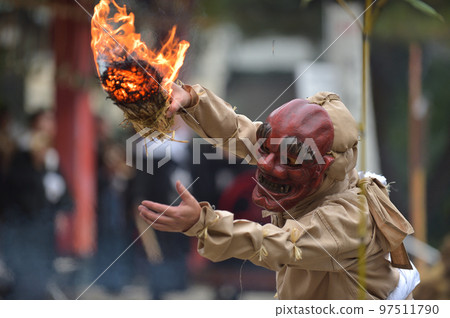 惡魔跳起永田神社的老式回憶儀式 惡魔跳起永田神社的老式回憶儀式 97511790