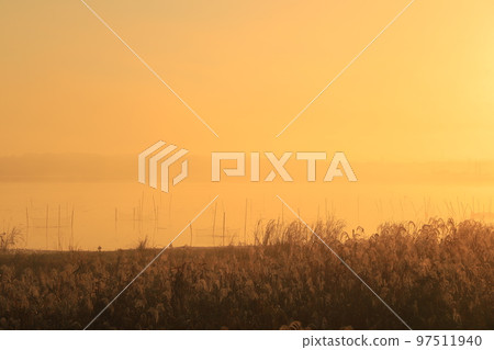 印巴湖的日出景色 印巴湖的日出景色 97511940