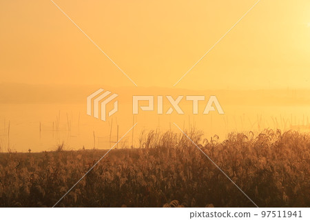 印巴湖的日出景色 印巴湖的日出景色 97511941