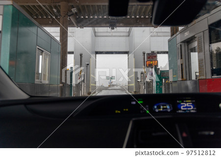 雪天從高速公路收費站駕駛座看 雪天從高速公路收費站駕駛座看 97512812