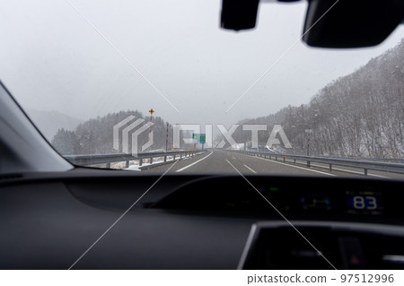 行駛在多雪的高速公路上的客車的風景 97512996
