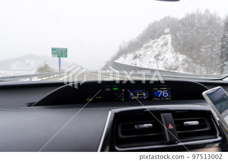 行駛在多雪的高速公路上的客車的風景 97513002
