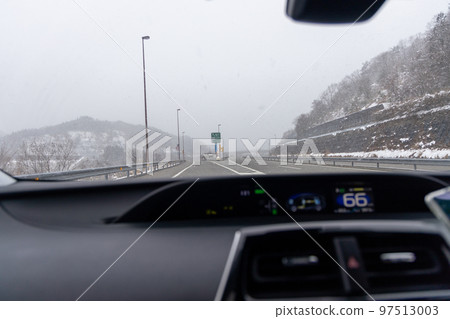 行駛在多雪的高速公路上的客車的風景 97513003