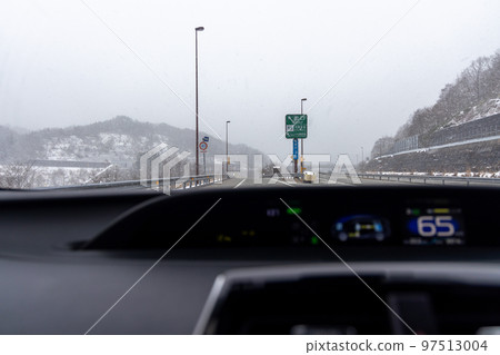 行駛在多雪的高速公路上的客車的風景 97513004