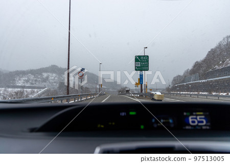 行駛在多雪的高速公路上的客車的風景 97513005