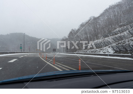 從小客車在覆蓋著小雪的高速公路上行駛的風景 從小客車在覆蓋著小雪的高速公路上行駛的風景 97513033