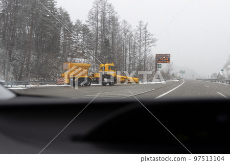 乘用車在積雪的高速公路上行駛的風景（雪犁） 97513104