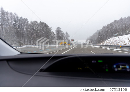 乘用車在積雪的高速公路上行駛的風景（雪犁） 97513106