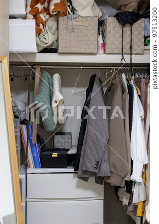 在一個年輕女人住的一室公寓的壁櫥裡 在一個年輕女人住的一室公寓的壁櫥裡 97513200