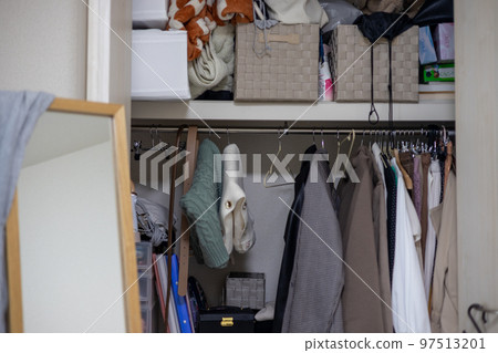 在一個年輕女人住的一室公寓的壁櫥裡 97513201