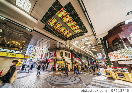 川崎站前的街景，銀龍街美麗的彩色玻璃[神奈川縣川崎市] 97513746