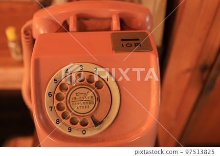 過時的粉紅色電話 過時的粉紅色電話 97513825