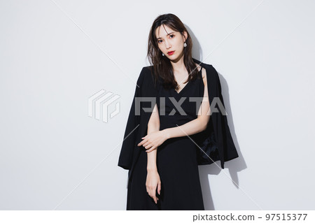 黑裙子的女人 97515377