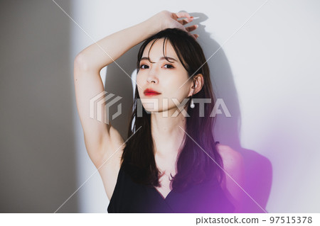 黑裙子的女人 97515378