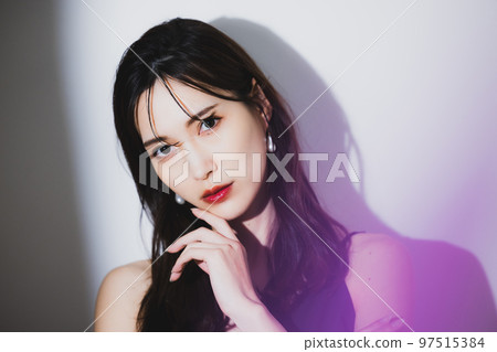 黑裙子的女人 黑裙子的女人 97515384