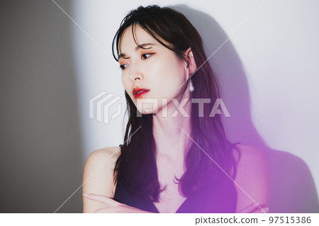 黑裙子的女人 97515386