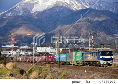 以伊吹山雪景為背景的集裝箱貨運列車 97515595