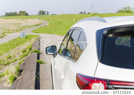 white SUV type passenger car 97515810