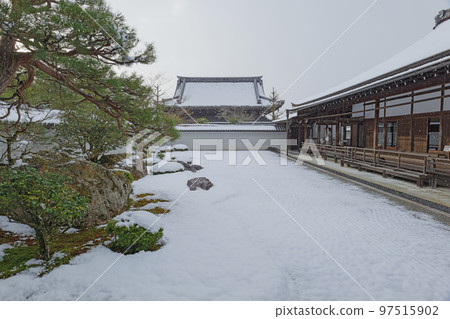 Kyoto Nanzenji Hojo garden snow scene 97515902