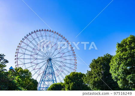 Kasai Rinkai Park's Diamond and Flower Ferris Wheel [ Image of a Ferris wheel ] 97516249