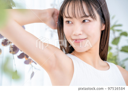 背心的美麗女人 97516584