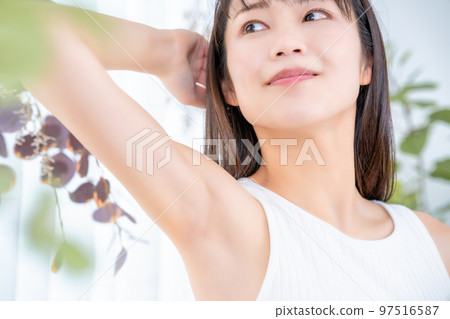 背心的美麗女人 97516587